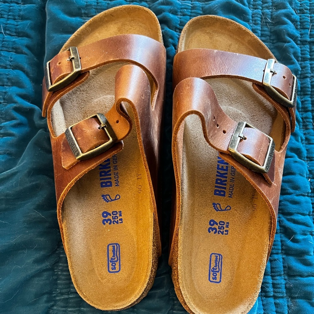 Birkenstock Arizona sandals in Cognac Size 39 (8/8.5). Never worn. Still in box.